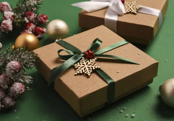 Рождественский Зеленый Фон Рождественские Коробки Подарками Рождественские Украшения Лицензионные Стоковые Изображения