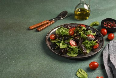 Yeşil zemin üzerinde karides ve domatesli salata ve metin için yer var..