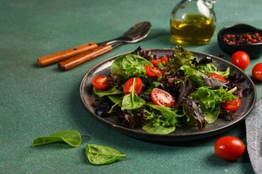 Yeşil zemin üzerinde karides ve domatesli salata ve metin için yer var..