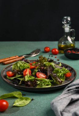 Yeşil arka planda karides ve domatesli salata..