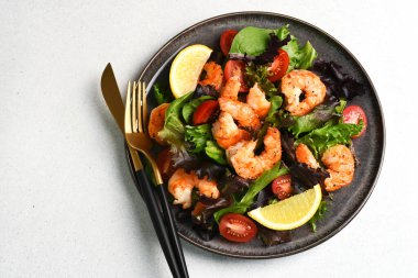 Beyaz arka planda karides ve domatesli salata. Beyaz arkaplanda yazı için yer var..