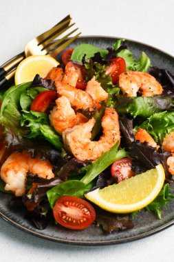 Beyaz arka planda karides ve domatesli salata. Beyaz arkaplanda yazı için yer var..