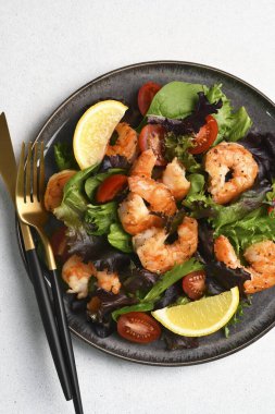 Beyaz arka planda karides ve domatesli salata. Beyaz arkaplanda yazı için yer var..
