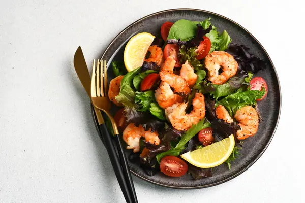 Beyaz arka planda karides ve domatesli salata. Beyaz arkaplanda yazı için yer var..