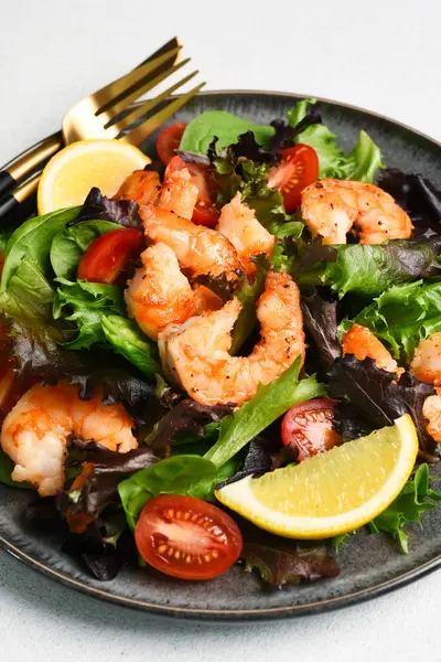 Beyaz arka planda karides ve domatesli salata. Beyaz arkaplanda yazı için yer var..