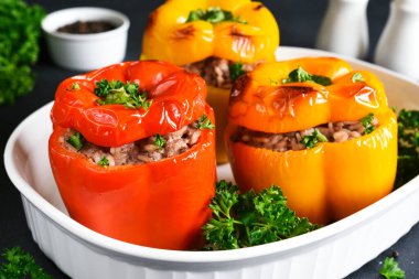 Doldurulmuş biber. Et ve pirinçle doldurulmuş fırında biber.