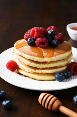 Ahududulu krep ve ballı yaban mersini. Günaydın, kahvaltıda krep.