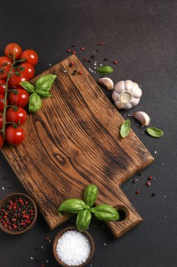 Metin için alanı olan yemek arkaplanı. Sebze ve baharatlı ahşap tahta.