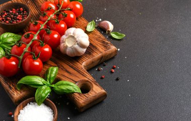 Metin için alanı olan yemek arkaplanı. Sebze ve baharatlı ahşap tahta.