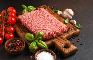 Tahtada kıyma ve biftek. Esmer arka planda baharatlı kıyma.