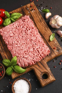Tahtada kıyma ve biftek. Esmer arka planda baharatlı kıyma.