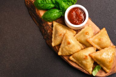 Samosa geleneksel Asya yemekleri. Et ve baharatla doldurulmuş Samosa..