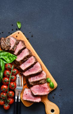 Tahtada fesleğen ve domatesli biftek.