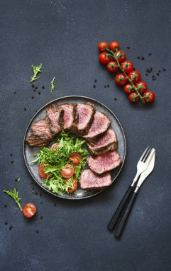 Roka salatalı ızgara biftek.