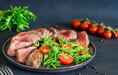 Roka salatalı ızgara biftek.