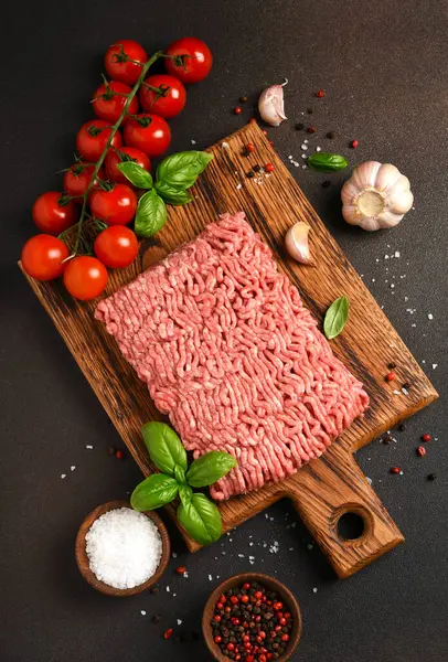Tahtada kıyma ve biftek. Esmer arka planda baharatlı kıyma.