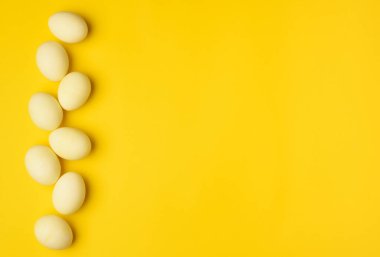 Sarı arka planda sarı yumurtalar. Paskalya tatili