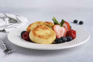 Kahvaltı için arka planda çilekli peynirli krep.