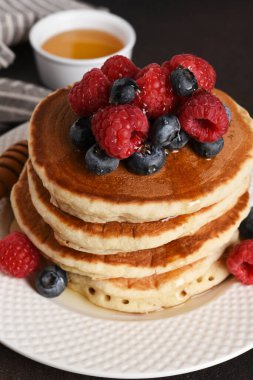 Arka planda böğürtlenli ev yapımı krepler.