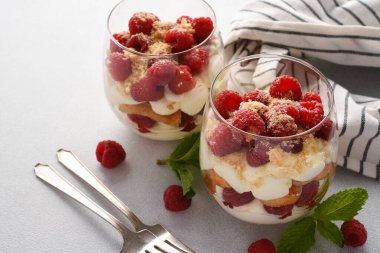 Tiramisu. Bardakta ahududulu tatlı..