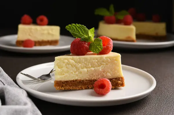 New York peynirli keki ve ahududu dilimi