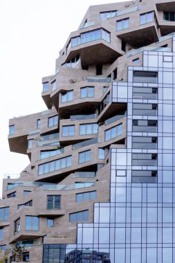 Kasım 2022. Amsterdam, Hollanda. Modern datch mimarisi. Soyut geometrik şekilli bir binanın parçası.