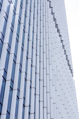 Modern mimari, minimalizm. Metal yapıları olan yüksek katlı bir bina..