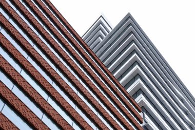 Modern mimari, minimalizm. Geometrik şekilli binaların cepheleri.