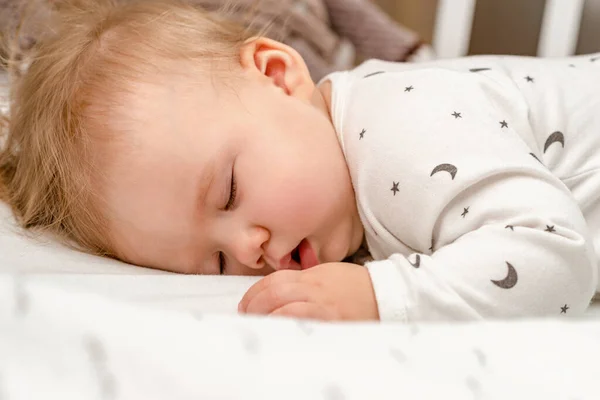 Acercamiento Retrato Bebé Rubio Durmiendo Tranquilamente Sobre Barriga Una Cuna — Foto de Stock