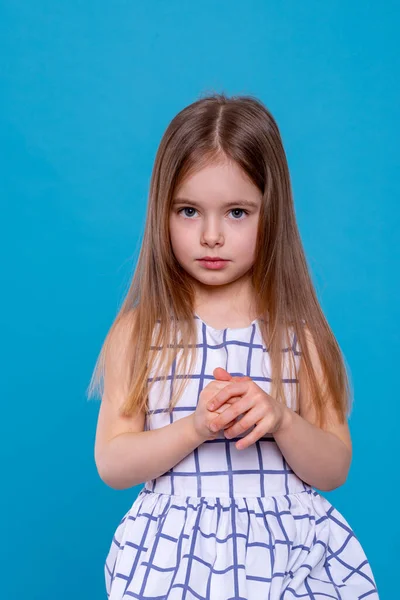 Портрет Маленької Серйозної Дівчинки Довгим Світлим Волоссям Білій Сукні Синьому — стокове фото