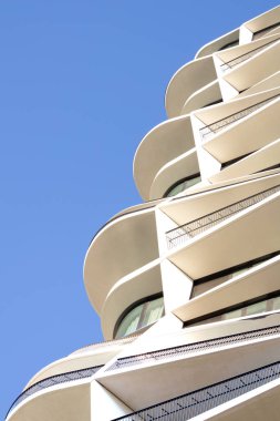 Modern mimari, minimalizm. Geometrik şekilleri olan binaların cepheleri en şiddetli mavi gökyüzü, detaylar..