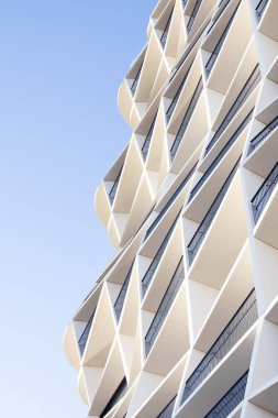  Modern mimari, minimalizm. Geometrik şekilleri olan binaların cepheleri en şiddetli mavi gökyüzü, detaylar..