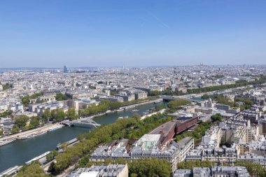 Paris 'in kuş bakışı manzarası, şehir manzarası, yukarıdan manzara. Avrupa, Fransa ve Paris 'te turizm. Eyfel Kulesi 'nden şehir manzarası.