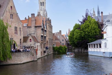 2023, Bruges, Belçika, Avrupa. Venedik 'te tekne gezisi. Belçika 'nın tarihi Bruges merkezindeki kanallar.