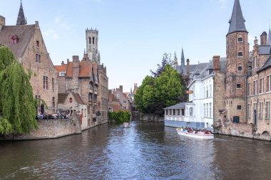 2023, Bruges, Belçika, Avrupa. Venedik 'te tekne gezisi. Belçika 'nın tarihi Bruges merkezindeki kanallar.