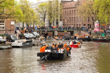 Nisan 2022, Amsterdam, Hollanda. Hollanda 'da Kral Günü' nün kutlanması. Amsterdam 'daki halk festivalleri. Tipik Hollanda şehir manzarası, kanallar, tekneler.