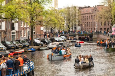 Nisan 2022, Amsterdam, Hollanda. Hollanda 'da Kral Günü' nün kutlanması. Amsterdam 'daki halk festivalleri. Tipik Hollanda şehir manzarası, kanallar, tekneler.