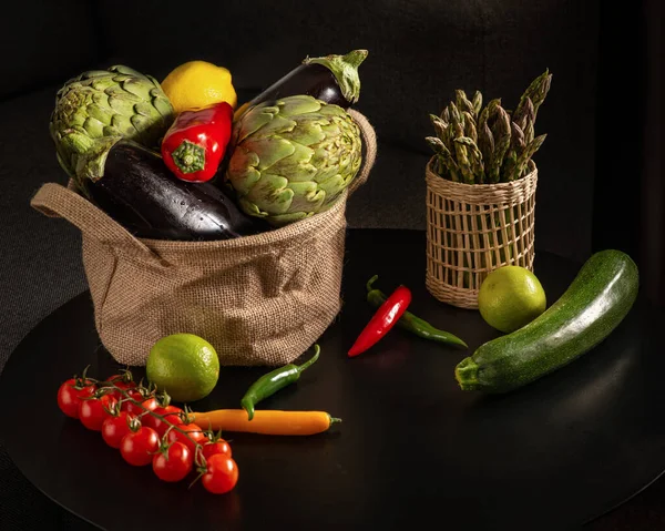 Verduras Frescas Ecológicas Una Canasta Lona Sobre Una Mesa Redonda —  Fotos de Stock