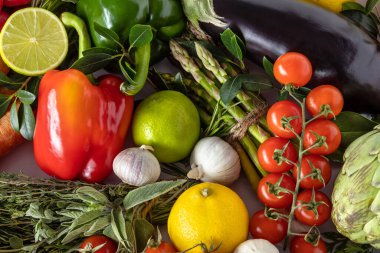 Masada taze çevre dostu sebzeler, koyu renk fotoğraf, üst manzara. Sağlıklı yaşam tarzı kavramı.