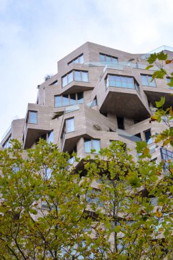 Kasım 2022. Amsterdan, Niderlands. Modern datch mimarisi. Soyut geometrik şekilli bir binanın parçası.