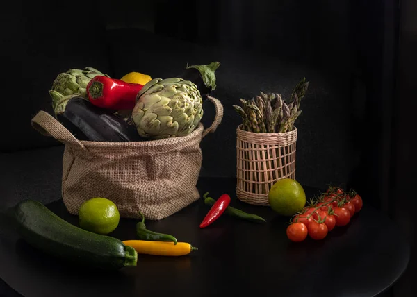 Verduras Frescas Ecológicas Una Canasta Lona Sobre Una Mesa Redonda —  Fotos de Stock
