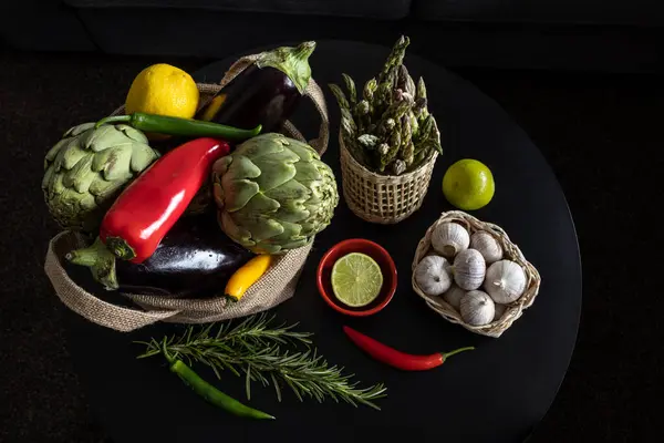 Verduras Frescas Ecológicas Una Canasta Lona Sobre Una Mesa Redonda — Foto de Stock