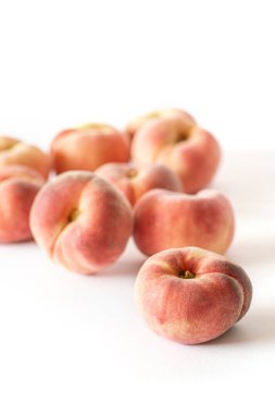 Yabani şeftali yakın çekim, izole