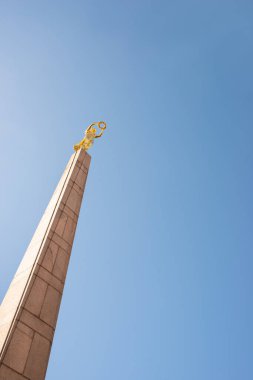  Lüksemburg 'daki anıt mavi gökyüzünün arka planına karşı