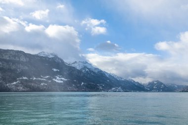  İsviçre doğası - karla kaplı dağlar ve turkuaz göller