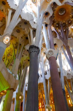  Barselona, İspanya, Avrupa. Sagrada Famlia mimarisinin tarihi anıtı içeriden.