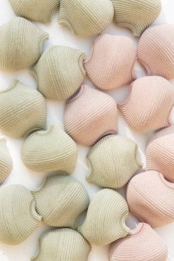 Dokulu yuvarlak İtalyan kepekli un otları dizilmiştir.