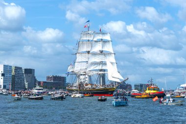 Ağustos 2025. Hollanda, Amsterdam. Yelken Uluslararası Festivali - gemilerin geçit töreni.