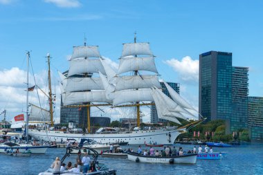 Ağustos 2025. Hollanda, Amsterdam. Yelken Uluslararası Festivali - gemilerin geçit töreni.