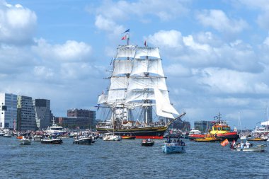 20 Ağustos 2025. Hollanda, Amsterdam. Yelken Uluslararası Festivali - gemilerin geçit töreni.
